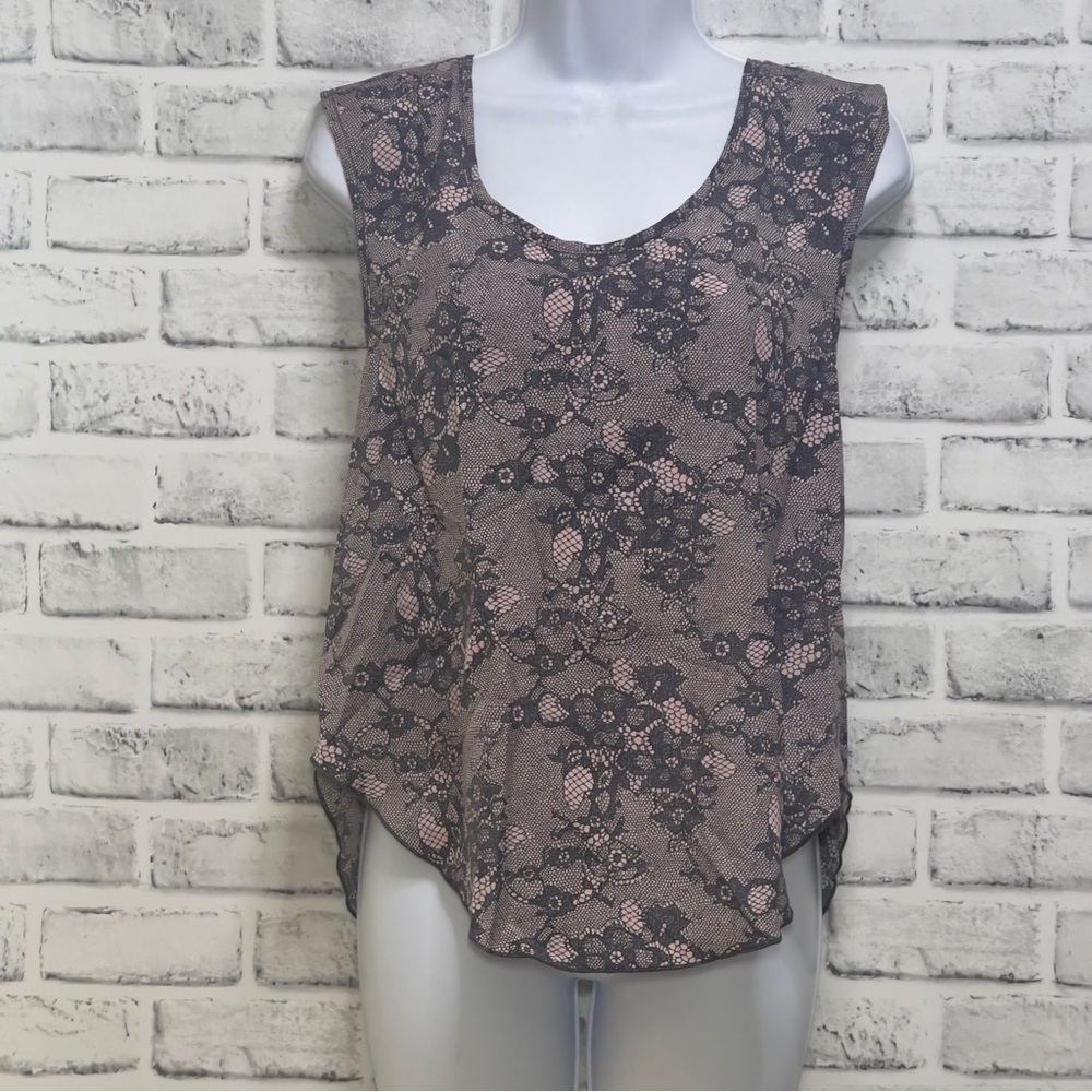 Noble U Peek a Boo Back Sleeveless Lace Print Blouse Medium